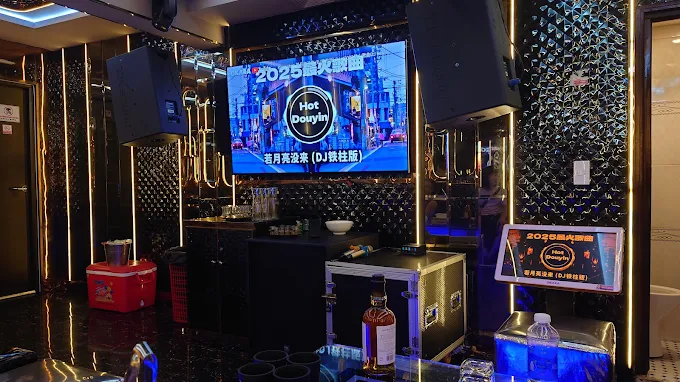 Màn hình karaoke, loa và nội thất tông đen vàng tại KTV 1127