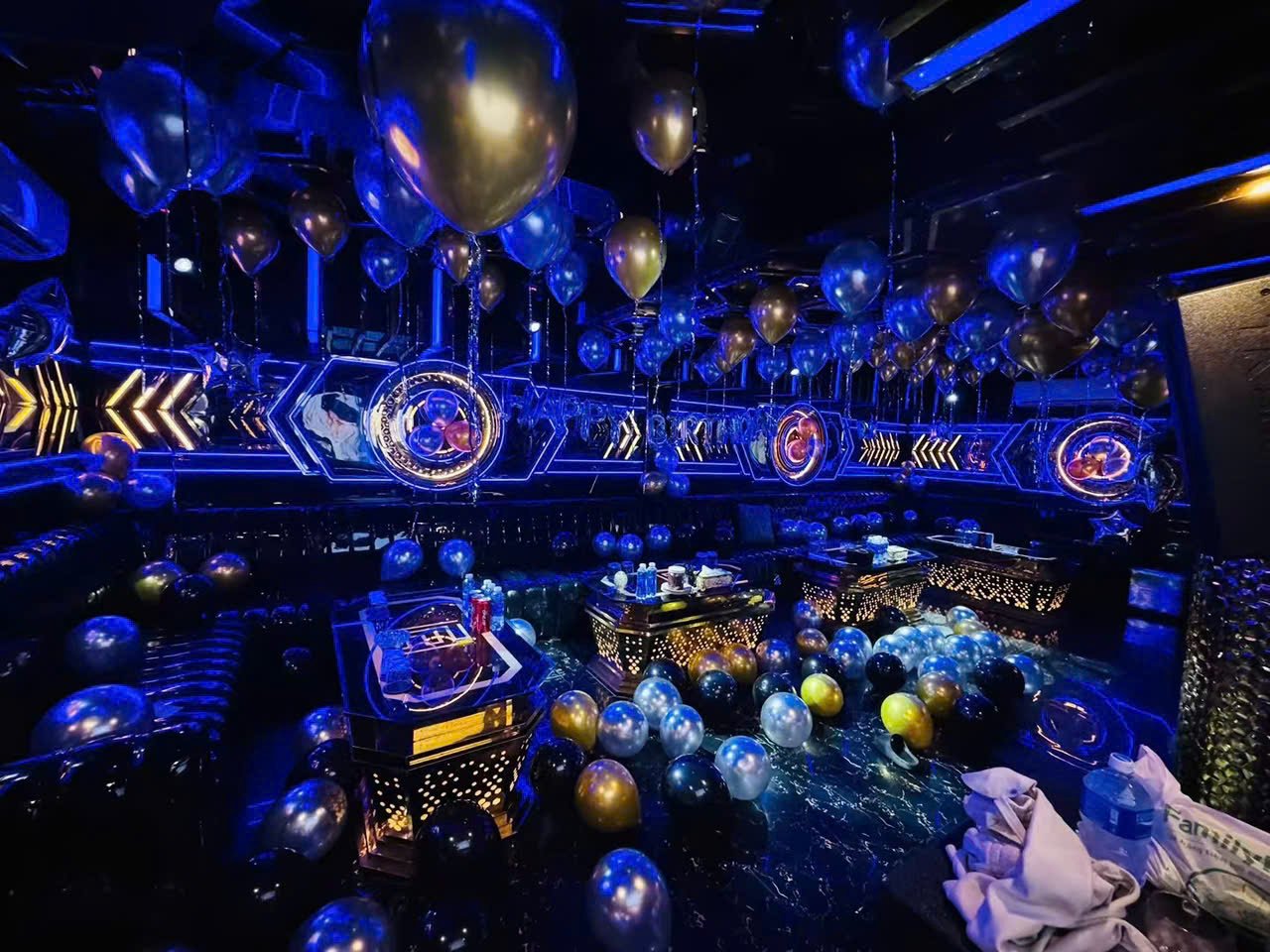 Phòng karaoke KTV 1127 được trang trí bóng bay cho buổi sinh nhật.